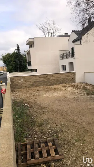 Land at LA QUEUE-EN-BRIE (94510)