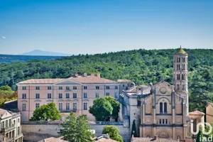 Commercial at UZÈS (30700)