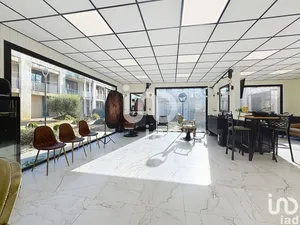 Commercial at L'ISLE-SUR-LA-SORGUE (84800)