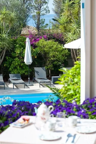 three-star hotel in LES ISSAMBRES (83380)