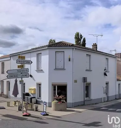 Commercial walls at SAINT-ÉTIENNE-DE-MER-MORTE (44270)