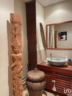 Commercial at FRÉJUS (83600)