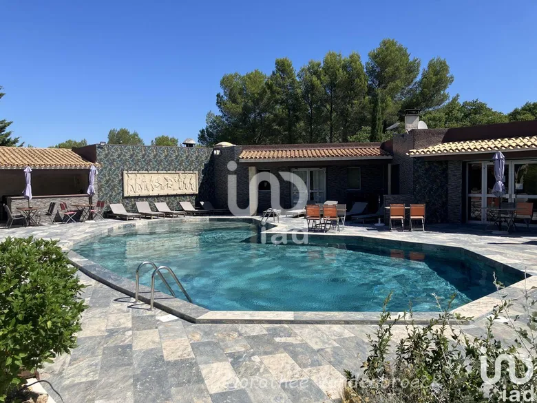 Hôtel-restaurant à SALON-DE-PROVENCE (13300) · 80 m² · 2 650 000 €