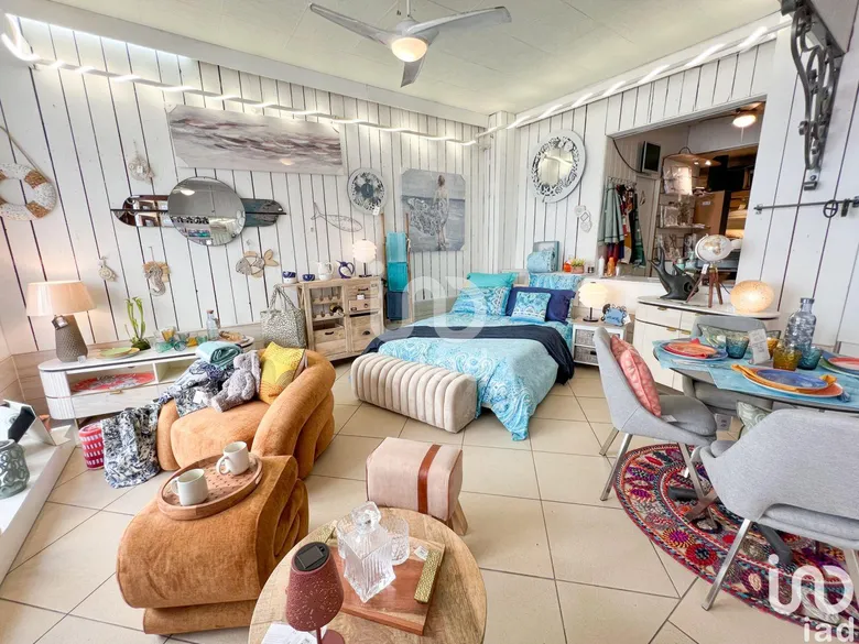 Local commercial 250 m² · à Saint-Raphaël · 250 m² · 108 000 €