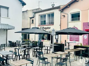 Bar-brasserie at LE THOR (84250)