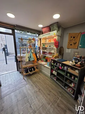 Commercial at VILLENEUVE-LÈS-AVIGNON (30400)