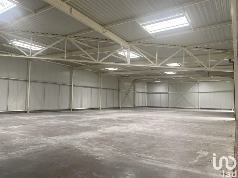 Local commercial 900 m² · à Eslettes · 900 m² · 4 552 €/mois