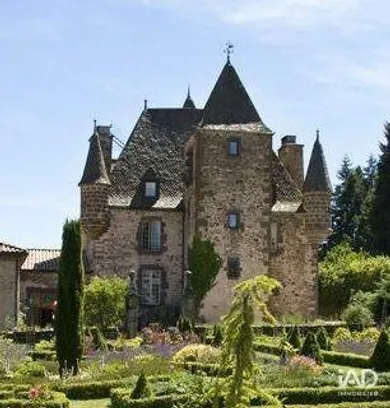 Château à SAINT-GEORGES (15100)