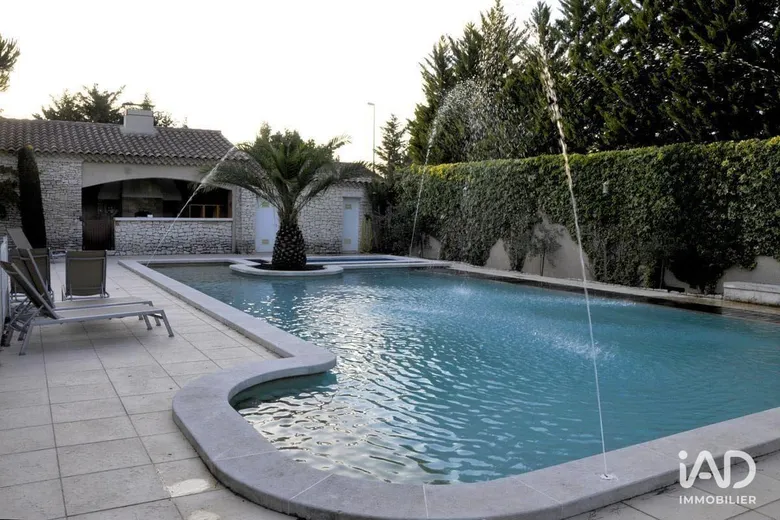 Hôtel-restaurant à SAINT-ANDIOL (13670) · 750 m² · 1 100 000 €