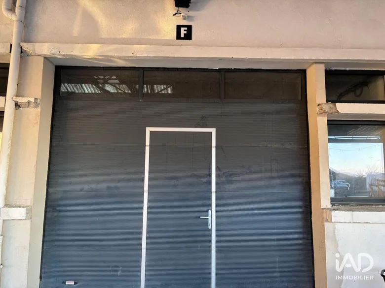 Local commercial 202 m² · à Le Mesnil-Saint-Denis · 202 m² · 1 919 €/mois