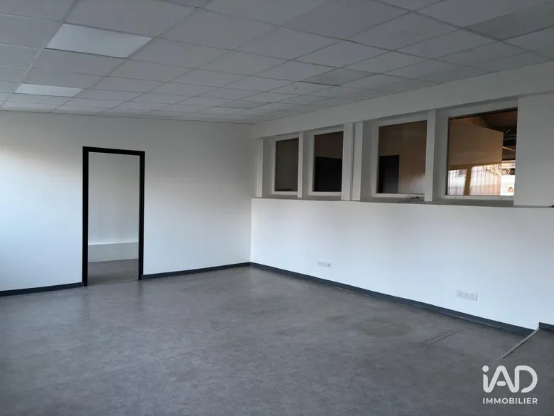 Local commercial 305 m² · à Le Mesnil-Saint-Denis · 305 m² · 2 897 €/mois