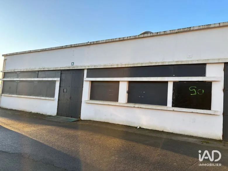 Local commercial 320 m² · à Le Mesnil-Saint-Denis · 320 m² · 3 040 €/mois