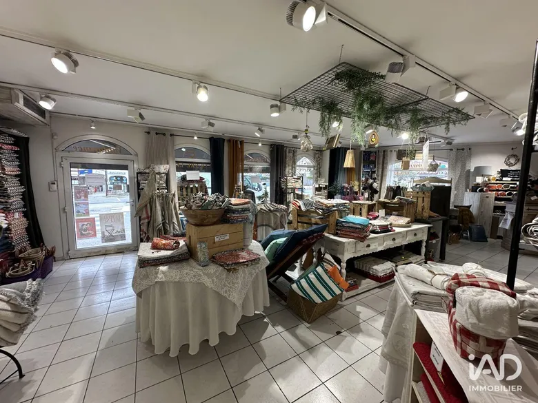 Local commercial 135 m² · à L'Isle-sur-la-Sorgue · 135 m² · 230 000 €