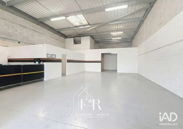 Local commercial 245 m² · à Entraigues-sur-la-Sorgue · 245 m² · 1 650 €/mois