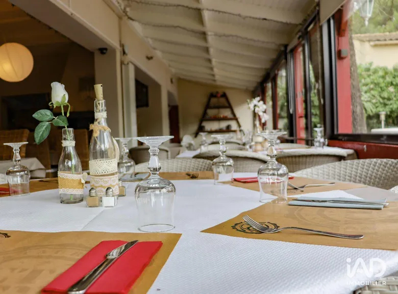 Restaurant à MORNAS (84550) · 240 m² · 139 000 €