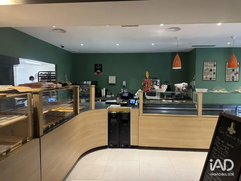 Local commercial 200 m² · à Valbonne · 200 m² · 237 600 €