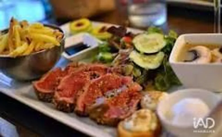 Hôtel-restaurant à MONTFORT-LE-GESNOIS (72450) · 200 m² · 120 000 €
