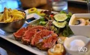 Hotel restaurant in MONTFORT-LE-GESNOIS (72450)