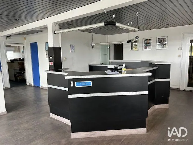 Local commercial 200 m² · à Carpiquet · 200 m² · 2 884 000 €