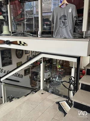 Commercial in HYÈRES (83400)