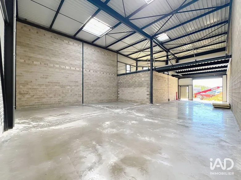 Local commercial 252 m² · à Saint-Pierre-du-Perray · 252 m² · 2 990 €/mois