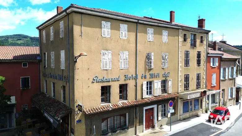 Maison 11 pièces 470 m² · à Saint-Félicien · 470 m² · 219 000 €