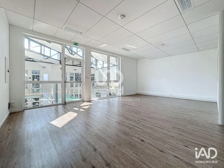 Local commercial 2 pièces 94 m² · à Saint-Priest · 94 m² · 1 175 €/mois