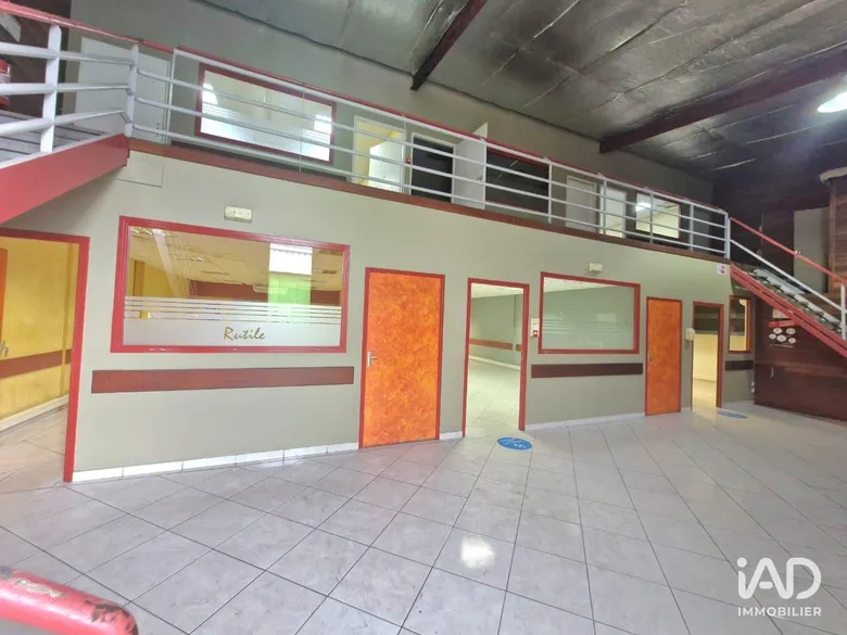 Local commercial 351 m² · à Baie-Mahault · 351 m² · 5 800 €/mois