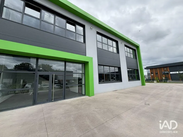 Local commercial 200 m² · à Courtry · 200 m² · 3 800 €