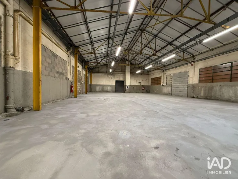 Local commercial 232 m² · à Saint-Genest-Lerpt · 232 m² · 149 000 €