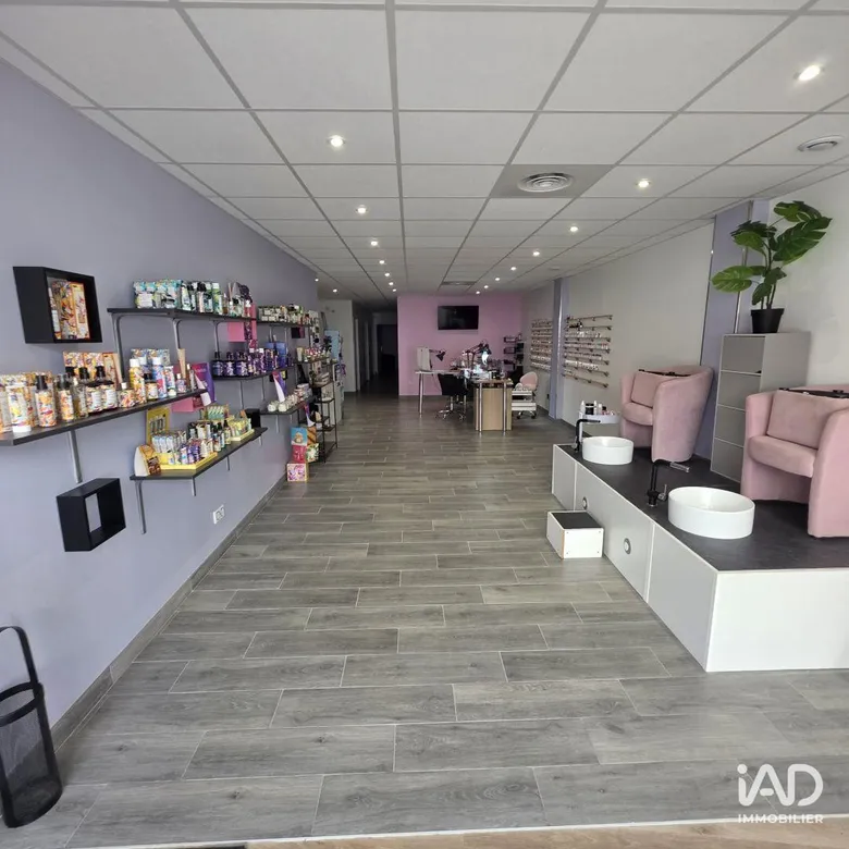 Local commercial 140 m² · à La Rochefoucauld-en-Angoumois · 140 m² · 842 €