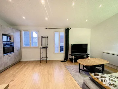 Apartment in VELAUX (13880)