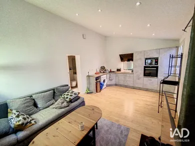 Apartment in VELAUX (13880)