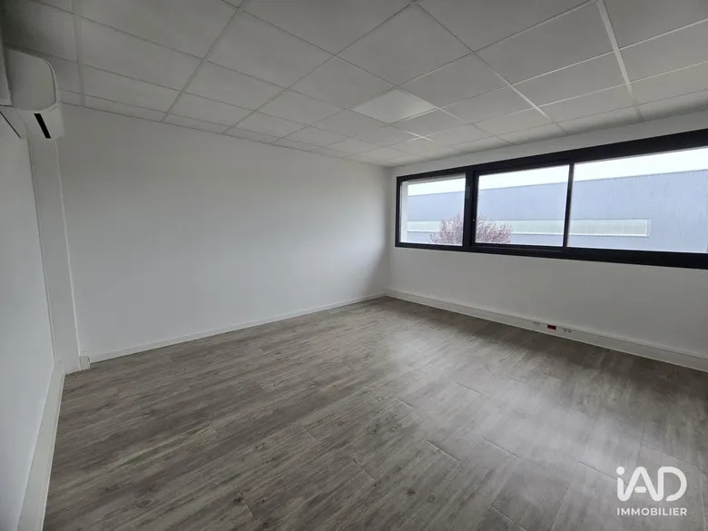 Local commercial 24 m² · à Buros · 24 m² · 610 €/mois