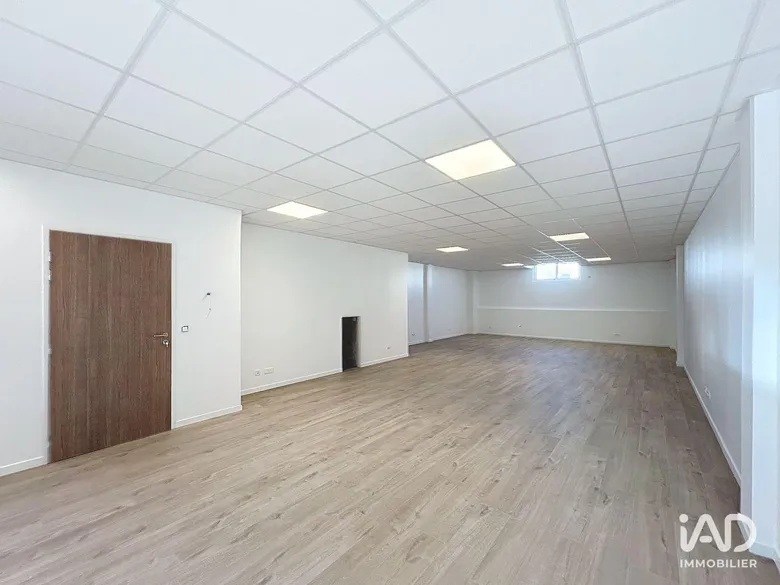 Local commercial 120 m² · à Brie-Comte-Robert · 120 m² · 1 089 €/mois
