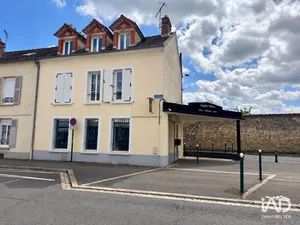 Building in FONTAINEBLEAU (77300)