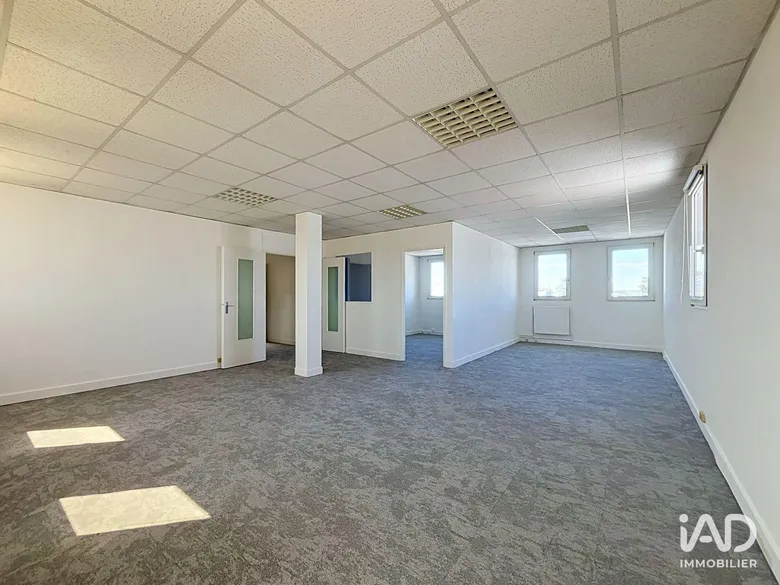 Local commercial 97 m² · à Buc · 97 m² · 1 280 €/mois