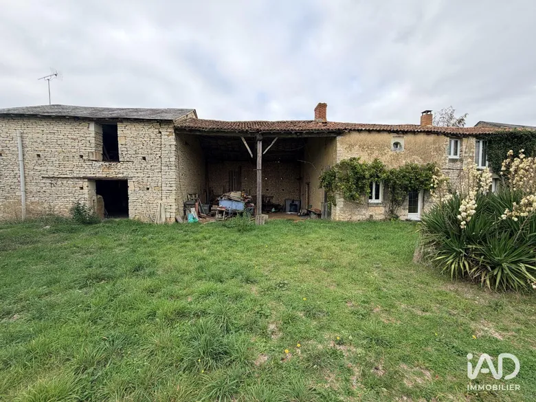 Maison 3 pièces 107 m² · à Saint-Jean-de-Sauves · 107 m² · 55 000 €