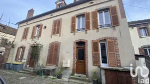 Building at VILLENEUVE-SUR-YONNE (89500)