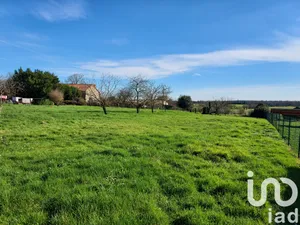 Terrain à bâtir à LES PINS (16260)