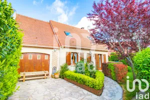 Traditional house at LIMAY (78520)