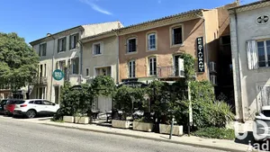 Immeuble à Sainte-Cécile-les-Vignes (84290)
