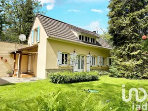 Traditional house at Mortefontaine-en-Thelle (60570)
