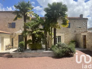 Mansion in Saint-Romain-de-Benet (17600)