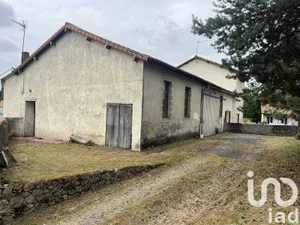 Building at Azay-sur-Thouet (79130)