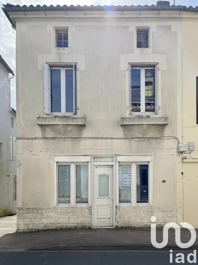 Maison de ville à Saint-Genis-de-Saintonge (17240)
