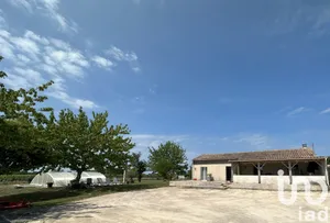 Maison traditionnelle à Bonneville-et-Saint-Avit-de-Fumadières (24230)