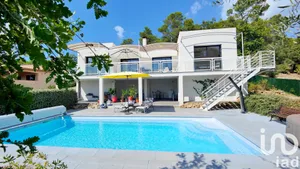 Architectural house at Le Val (83143)