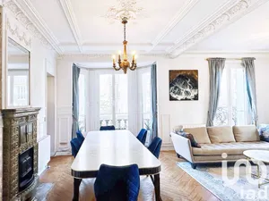 Apartment in Paris (75007)