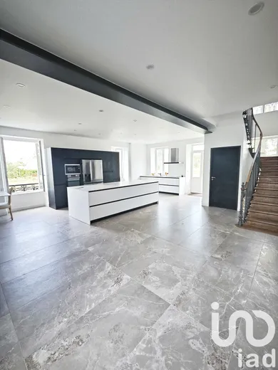 Castle at Champs-sur-Yonne (89290)